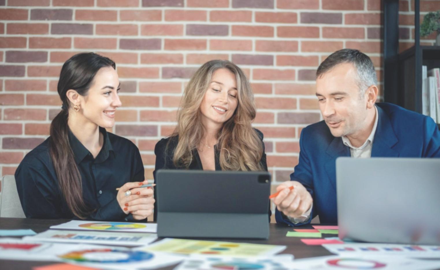 Bureau de consultation financière avec espace de travail professionnel