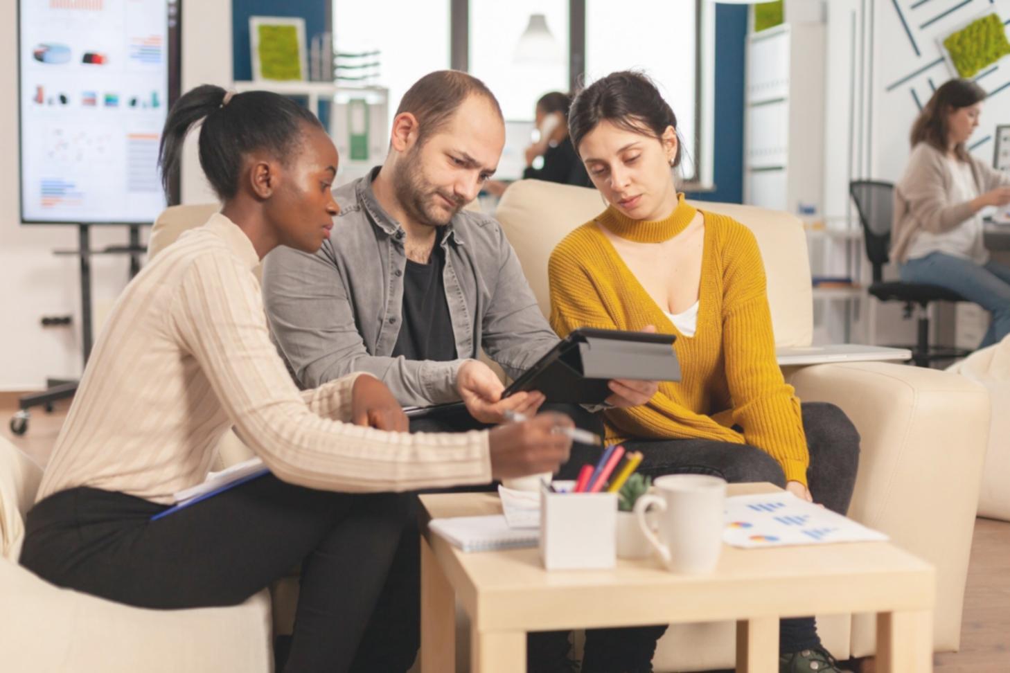 Espace de formation moderne avec entrepreneurs en discussion