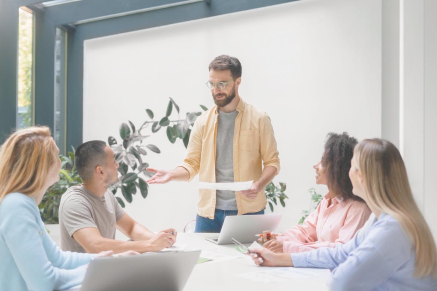 Entrepreneurs travaillant sur leur plan financier